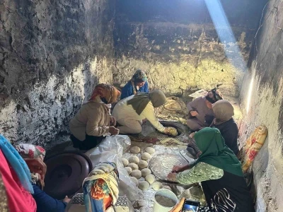 Taşlıçay Kaymakamı Kılıç, köy ziyaretinde tandır ekmeği pişirdi
