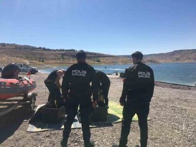 Tatbikat gereği barajda boğulan 2 şahıs polis ekipleri tarafından sudan çıkarıldı
