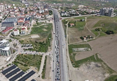 Tatil bitti, yoğunluk bitmedi: 43 ilin ge&ccedil;iş noktasında d&ouml;n&uuml;ş trafiği yaşandı
