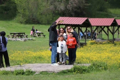 Tatilciler g&uuml;zel havanın tadını Aban&rsquo;ta &ccedil;ıkardı
