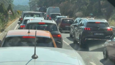 Tatilciler Marmaris girişinde yoğunluk oluşturdu
