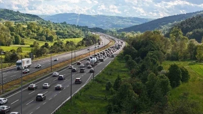Tatilcilerin d&ouml;n&uuml;ş yolculuğu başladı: Bolu&rsquo;da kilometrelerce ara&ccedil; kuyruğu
