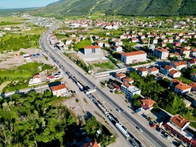 Tatilcilerin d&ouml;n&uuml;ş yolundaki yoğunluğu s&uuml;r&uuml;yor
