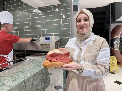 Tatilcilerin yeni gözdesi sucuk döner
