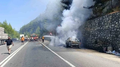 Tatilden d&ouml;nen ailenin otomobili alev alev yandı muhtemel faciadan d&ouml;n&uuml;ld&uuml;
