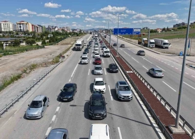 Tatilin son g&uuml;n&uuml;nde d&ouml;n&uuml;ş yoğunluğu arttı: 43 ilin bağlantı noktası havadan g&ouml;r&uuml;nt&uuml;lendi

