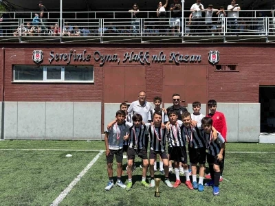 Tatvan Beşiktaş Futbol Okulu T&uuml;rkiye ikincisi oldu
