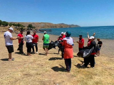 Tatvan&rsquo;da anlamlı 15 Temmuz etkinliği: Hem şehitler anıldı hem de Van G&ouml;l&uuml; kıyısı temizlendi
