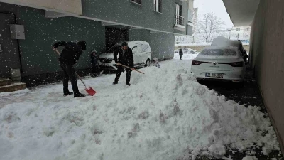 Tatvan&rsquo;da kar kalınlığı 1 metreye ulaştı
