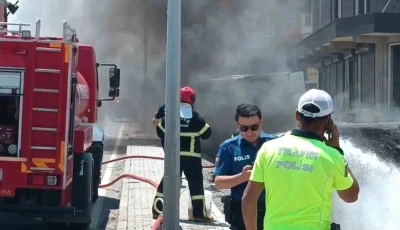 Tatvan&rsquo;da lastik yangını elektrik hattına sı&ccedil;radı: Yol trafiğe kapatıldı
