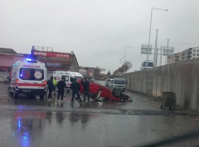 Tatvan’da otomobil köprülü kavşaktan uçtu: 2 yaralı
