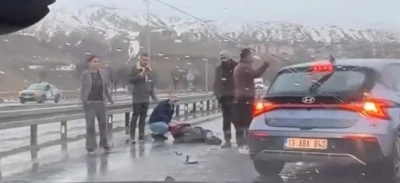 Tatvan&rsquo;da otomobilin &ccedil;arptığı bisiklet s&uuml;r&uuml;c&uuml;s&uuml; ağır yaralandı
