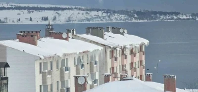 Tatvan&rsquo;da sibirya soğukları etkili oluyor: &Ccedil;atılarda metrelerce buz sarkıtları oluştu
