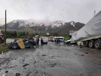 Tatvan&rsquo;da tırla otomobil &ccedil;arpıştı: 2 &ouml;l&uuml;, 1 yaralı
