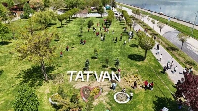Tatvanlı &ouml;ğrencilerden Van G&ouml;l&uuml; sahilinde &ccedil;evre temizliği
