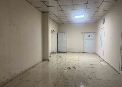 Tavanından sular akan hastanede koridorlar &ccedil;amurla kaplandı
