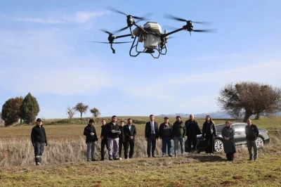 Tavas Belediyesinden &ccedil;ift&ccedil;iye dronlu g&uuml;breleme desteği
