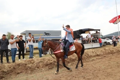 Tavas’ta 132 rahvan at, Kızılca Pisti’nin tozunu atttırdı
