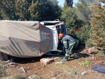 Tavas&rsquo;ta devrilen kamyonet i&ccedil;erisinde mahsur kalan 2 kişi ve 10 k&uuml;&ccedil;&uuml;kbaş sağ kurtuldu
