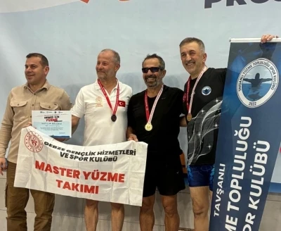 Tavşanlı&rsquo;da a&ccedil;ılan y&uuml;zme havuzu 3 &ccedil;ocuk babasını şampiyon yaptı
