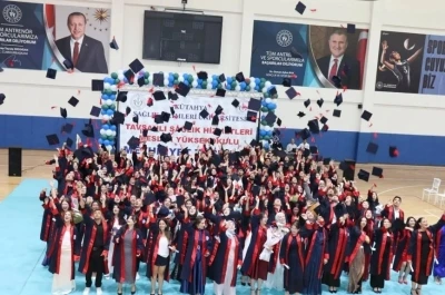 Tavşanlı&rsquo;da geleceğin sağlık&ccedil;ıları kep fırlattı
