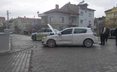 Tavşanlı&rsquo;da iki otomobil &ccedil;arpıştı 1 bebek 3 kişi yaralandı

