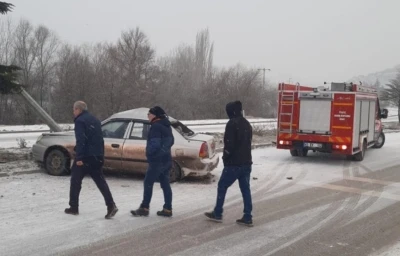 Tavşanlı&rsquo;da kontkrolden &ccedil;ıkan otomobil karşı şeride ge&ccedil;ti: 3 yaralı
