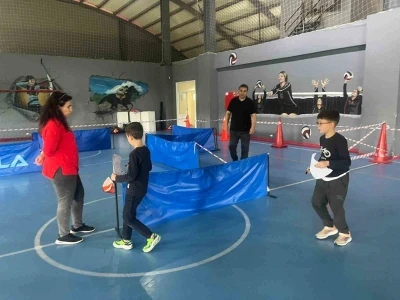 Tavşanlı&rsquo;da &ouml;ğrenciler ellerindeki haritalarla zamana karşı yarıştı
