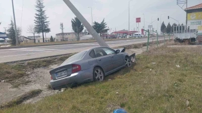 Tavşanlı&rsquo;da otomobil elektrik direğine &ccedil;arptı: 1 yaralı
