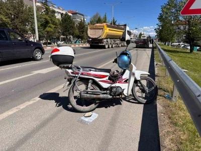 Tavşanlı&rsquo;da otomobil motosiklete &ccedil;arptı: 1 ağır yaralı
