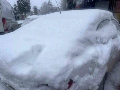 Tavşanlı&rsquo;da şehir i&ccedil;i ve y&uuml;ksek kesimler beyaza b&uuml;r&uuml;nd&uuml;
