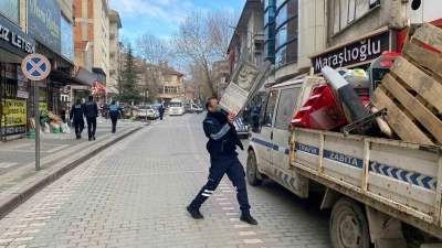 Tavşanlı&rsquo;da yaya yolunu işgal eden duba ve reklam panoları toplanıyor
