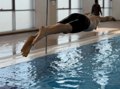 Tavşanlı&rsquo;da y&uuml;zme rekoru, 1000 kişi y&uuml;zme &ouml;ğrendi
