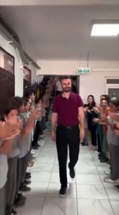 Tayini çıkan öğretmen, 10 yıldır görev yaptığı okuldan alkışlarla uğurlandı
