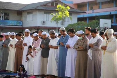 Tayland&rsquo;da binlerce M&uuml;sl&uuml;man Kurban Bayramı namazında bir araya geldi
