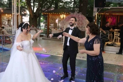 Tayvanlı eşi ile İrlanda&rsquo;da başlayan aşkı Eskişehir&rsquo;de &ccedil;iftetelli oynadıkları d&uuml;ğ&uuml;nle ta&ccedil;landı
