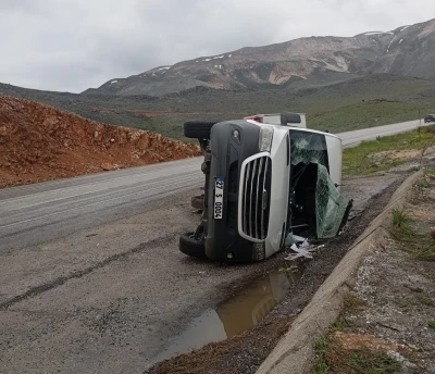 Taziyeye gidenleri taşıyan minib&uuml;s devrildi: 11 yaralı
