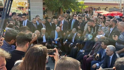 TBMM Başkanı Kurtulmuş namaz sonrası vatandaşlarla çay içip simit yedi
