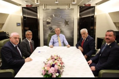 TBMM İdare Amiri Sermet Atay, Cumhurbaşkanı Erdoğan ile Azerbaycan Dönüşü Uçakta Bir Araya Geldi