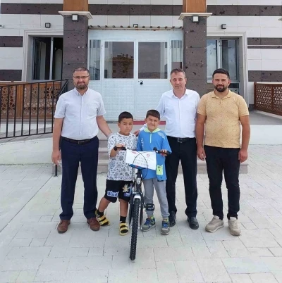 TDV Kütahya’dan trafik kazası geçiren çocuğa yeni bisiklet hediyesi
