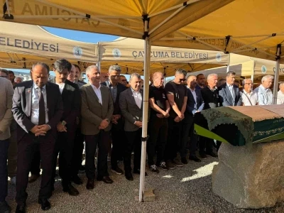 Tedavi gördüğü hastanede vefat eden belediye başkanının eşi toprağa verildi
