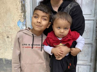 Tedaviyle dünyanın renklerini ilk defa gören 2 kardeş, başka hastalara da umut oldu
