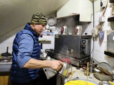 Tek koluyla hayata d&ouml;rt elle sarıldı
