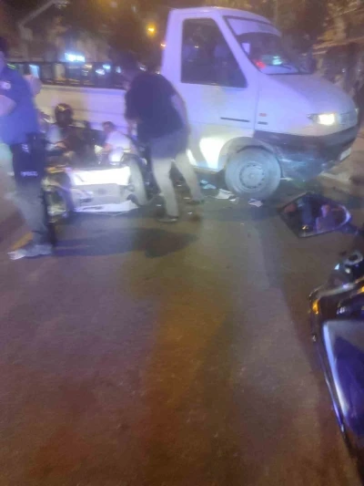 Tek şeritli caddeden ara yola geçmek isteyen kamyonetin çarptığı motosikletli ağır yaralandı
