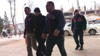 Tekel bayiye t&uuml;fekle ateş a&ccedil;ıp 2 kişiyi yaralayan cezaevi firarisi yakalandı
