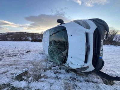 Tekeri patlayan minib&uuml;s takla attı: 4 yaralı

