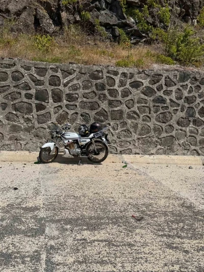 Tekeri patlayan motosiklet metrelerce sürüklendi
