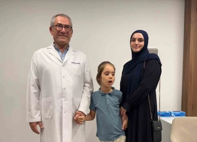 Tekerlekli sandalye ile geldi, annesinin elinden tutup çıktı
