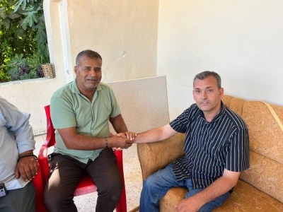 Tekerlekli sandalyesiyle otob&uuml;se binemeyen vatandaş, engelliler derneğine bağışta bulunması şartıyla şof&ouml;rle barıştı
