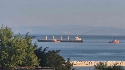 Tekirdağ a&ccedil;ıklarında 4 g&uuml;n &ouml;nce karaya oturan &ccedil;eltik y&uuml;kl&uuml; gemi kurtarıldı
